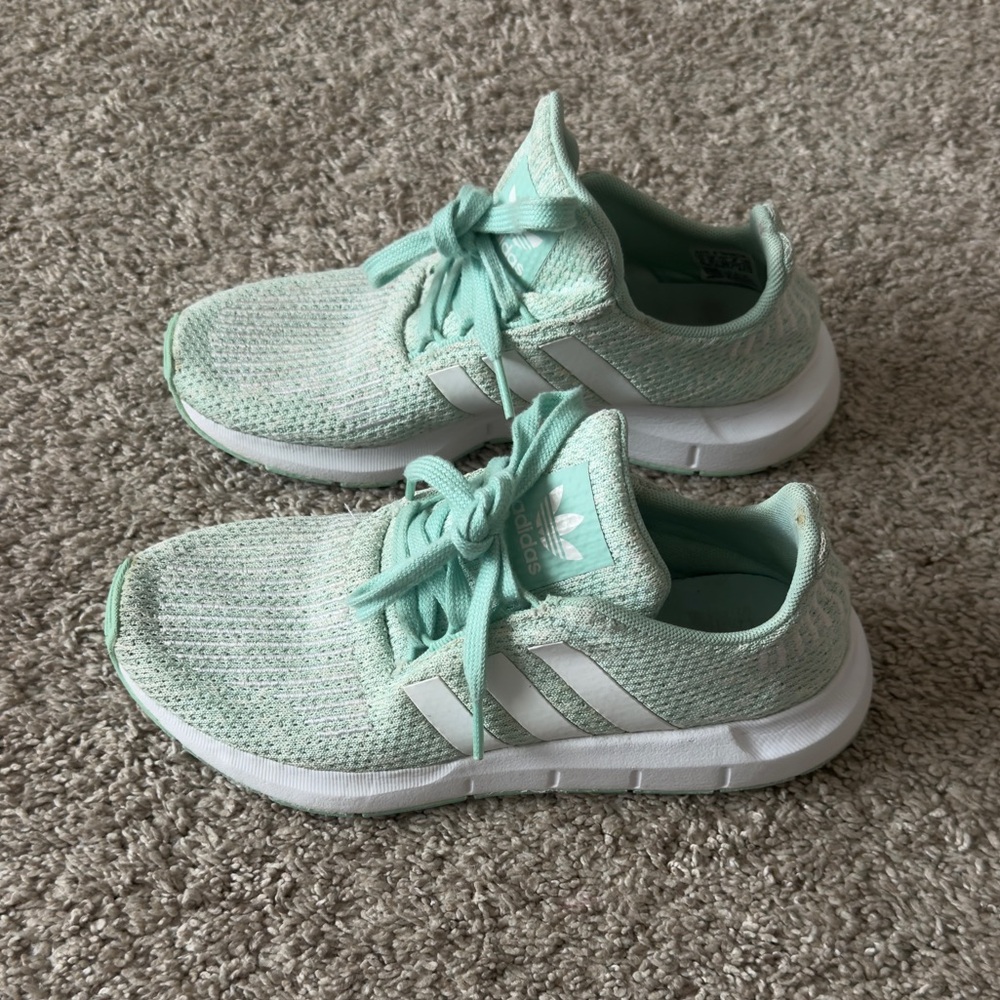 Adidas Swift Run Youth girls Running Shoes Sneakers 'Clear Mint' Size 4 (B37119)